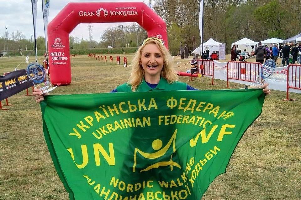 Тетяна Сіроткіна з прапором Української федерації скандинавської ходьби