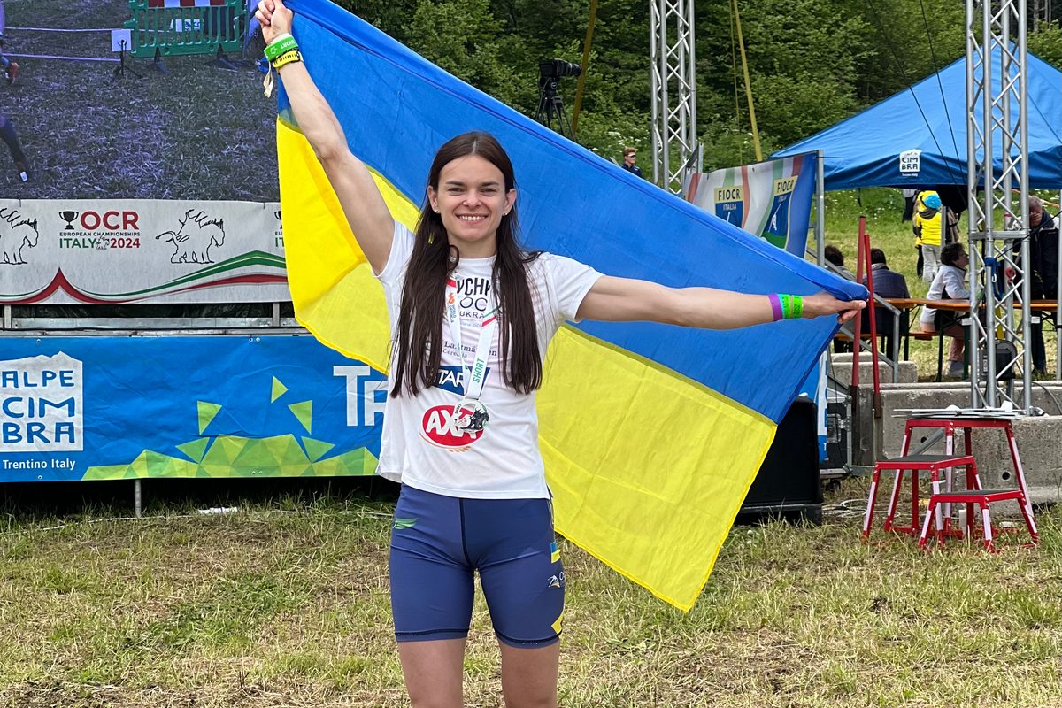 Світлана Сличко з прапором України на змаганнях з OCR