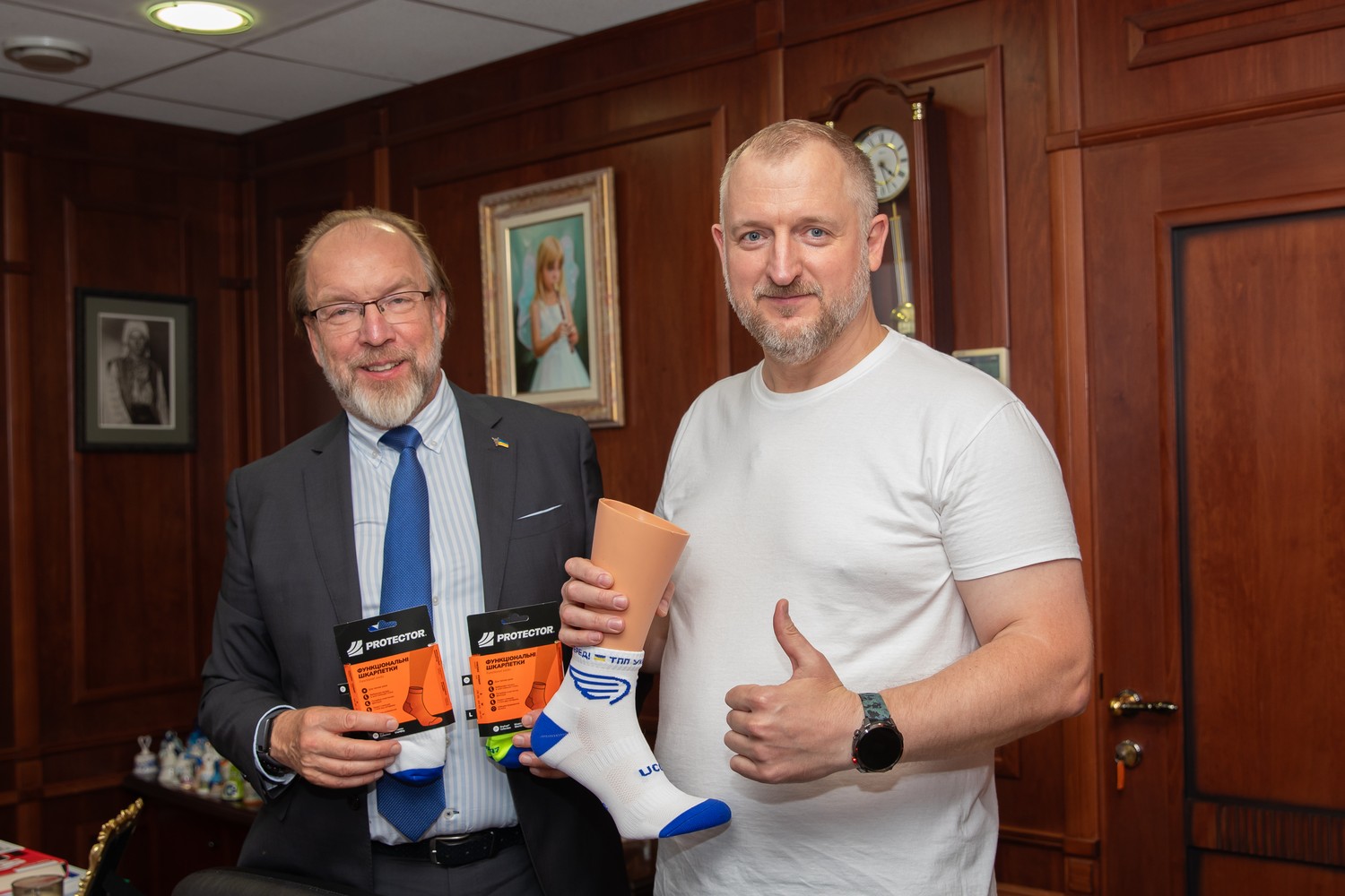 Момент вручення свідоцтва про членство PROTECTOR® у ТПП